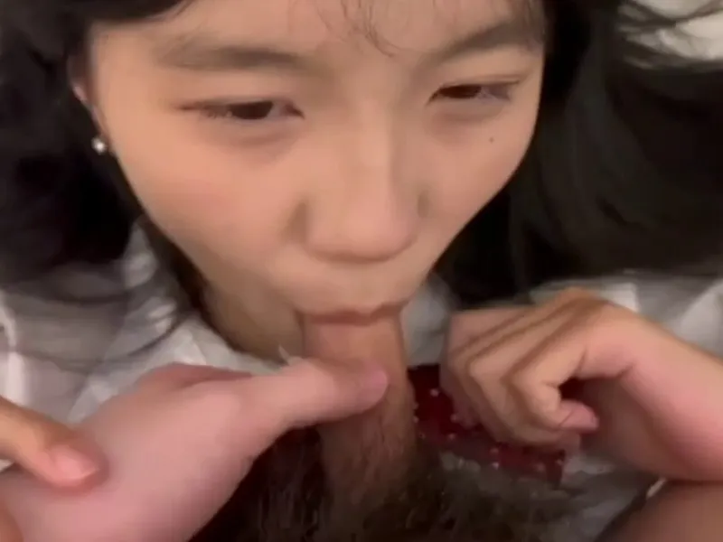 Em loli dễ thương mút cặc biến em thành con em đĩ nứng p2